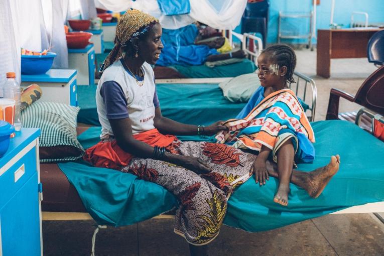 Aisha, une patient de 6 ans touchée par le noma, en compagnie de sa mère, dans l'hôpital de Sokoto, soutenu par MSF. Nigeria. 2023.
