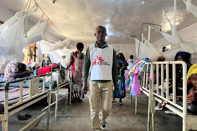 Un membre des équipes MSF traverse une salle de l'hôpital général de Minova. Sud-Kivu. RDC.