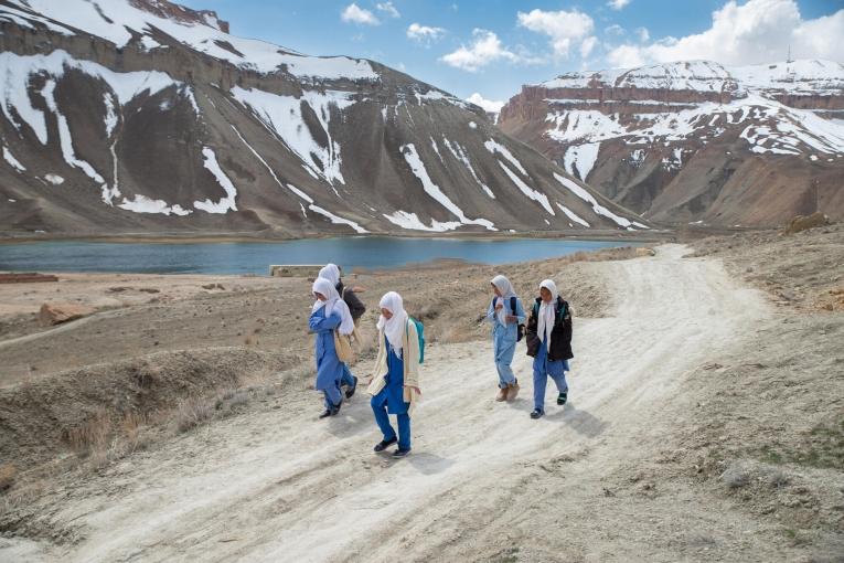 Des filles du village de Band-e-Amir se rendent à l'école dans la province de Bamyan. MSF a ouvert une structure de santé dans ce village, la seule destinée aux femmes et aux enfants. Afghanistan. 2023.