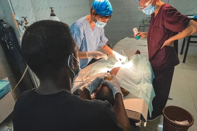 Des équipes MSF lors d'une opération à l'hôpital de Bashair à Khartoum. Soudan. 2023.