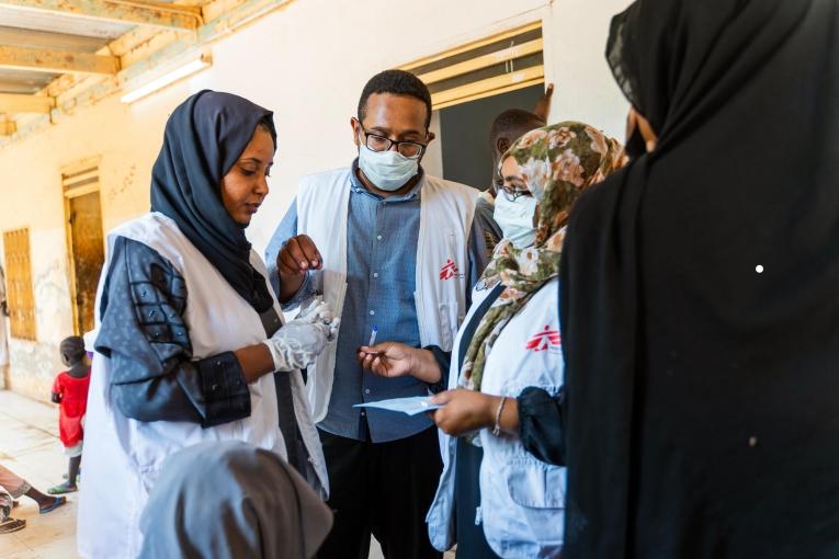 Des membres des équipes MSF en discussion pour l'organisation d'une clinique mobile à Wad Madani au Soudan, en juin 2023.