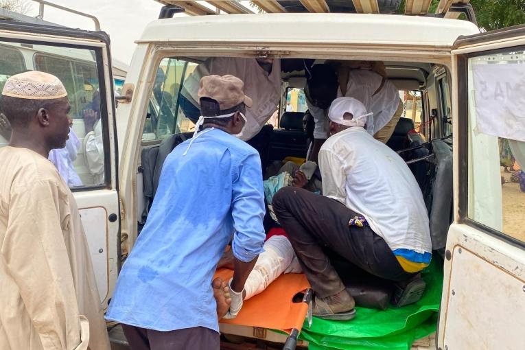 Les blessés de guerre soudanais fuyant les violences et le conflit à El-Geneina affluent vers l'hôpital d'Adré, au Tchad.