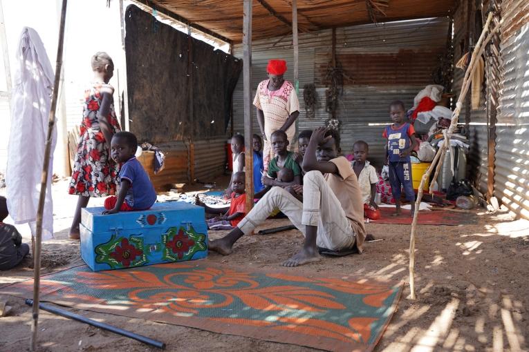 Une famille dans le centre de transit de Renk au Soudan du Sud, après avoir fui le Soudan. 2023.