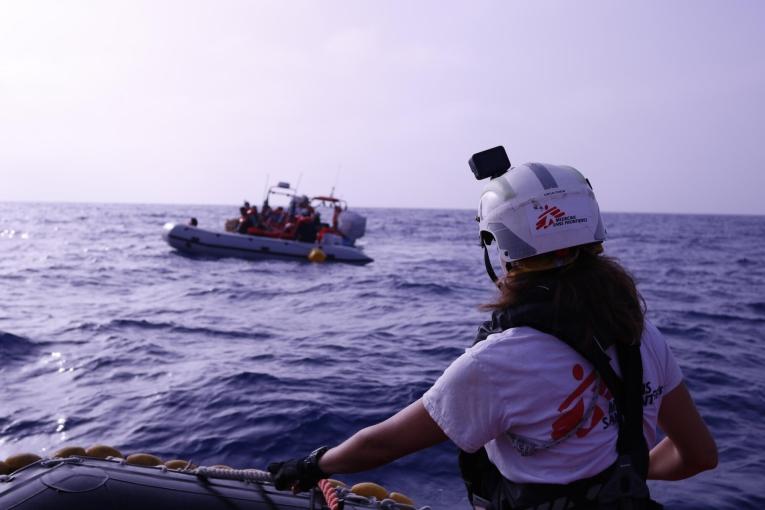 Le matin du 24 juin 2023, l'équipe du Geo Barents a secouru 13 personnes, dont 2 femmes et 2 mineurs non accompagnés, qui étaient en détresse sur un canot pneumatique en Méditerranée.