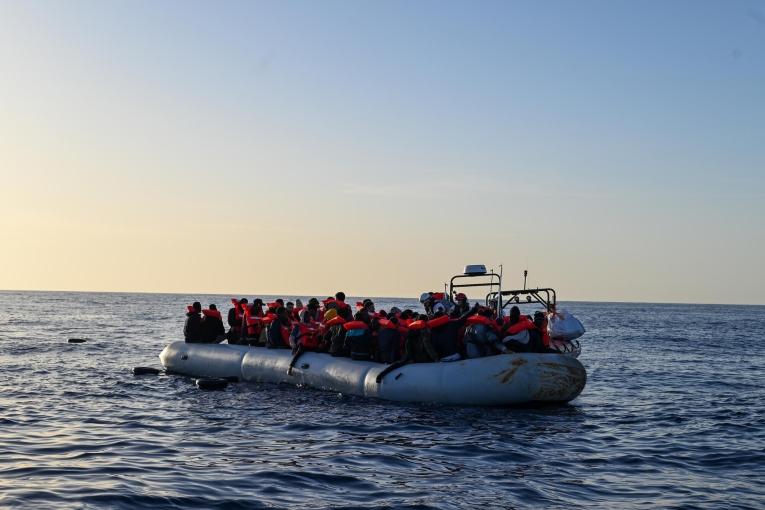 Le 5 décembre 2022, alors qu'elle scrutait la mer à l'aide de jumelles, notre équipe a repéré une embarcation avec des personnes à bord ayant besoin d'aide. 90 personnes, dont 35 mineurs, se trouvaient à bord d'un canot pneumatique surchargé en détresse dans les eaux internationales au large des côtes libyennes.