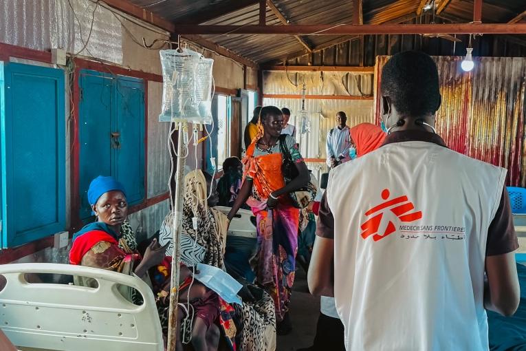 Un docteur MSF dans une salle réservée aux enfants atteints de rougeole dans le camp de Um Sangour. Soudan du Sud.