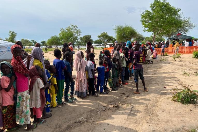 Des enfants font la queue pour recevoir une dose des vaccins contre la rougeole et d'autres maladies dans la ville de Birao. République centrafricaine. Juillet 2023.