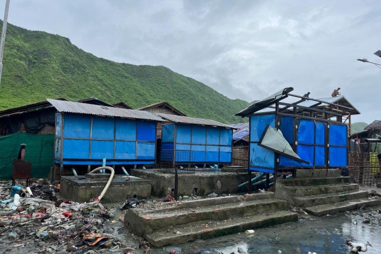 Les latrines d'un camp de déplacés dans l'État d'Arakan au Myanmar, largement détruites après le passage du Cyclone Mocha. 