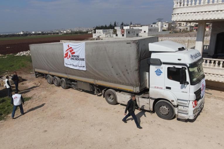 En février 2023, un convoi de 14 camions MSF contenant des tentes et des kits pour l'hiver est entré au nord-ouest de la Syrie par le point de passage de Hamam, en partenariat avec Al-Ameen, une ONG syrienne.