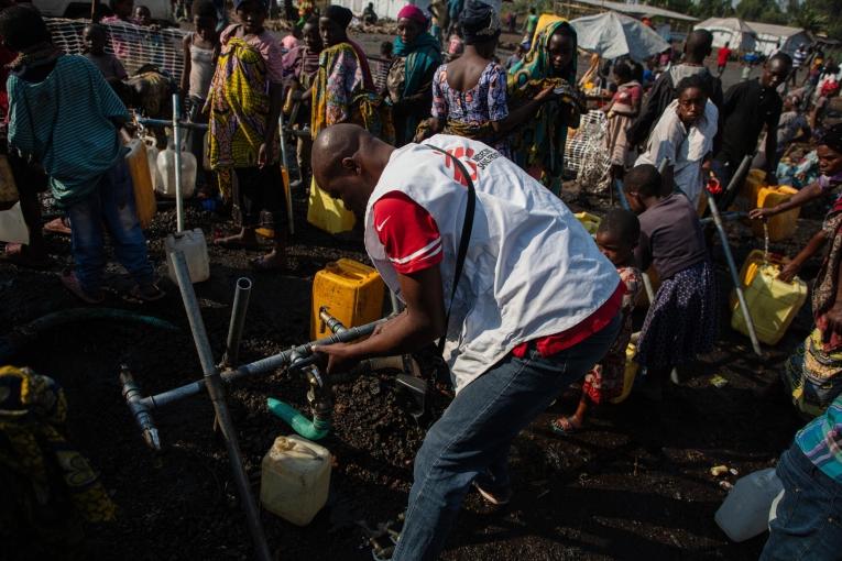 Les équipes MSF distribuent de l'eau traitée à la station d'épuration de Bulengo par camion-citerne.