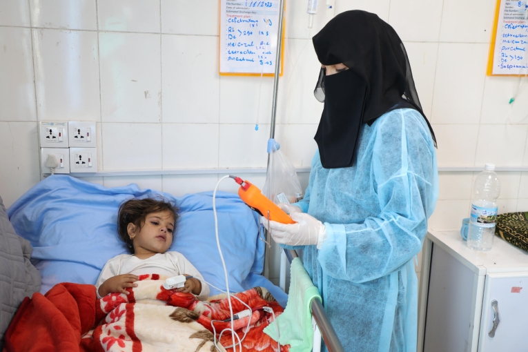 Nada Nasir, 4 ans, reçoit un traitement contre la rougeole dans le centre d'isolation de l'hôpital de Rada.