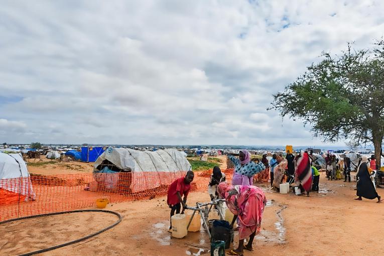 Des réfugiés soudanais sur un site de distribution d'eau de MSF à Adré dans l'est du Tchad, 2 août 2023.
