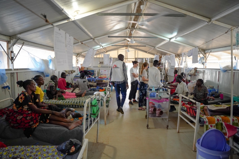 Vue d'un centre de nutrition thérapeutique à l'hôpital MSF du camp de déplacés internes de Bentiu, dans l'État d'Unity. Avec l'arrivée des rapatriés suite au conflit au Soudan, l'hôpital MSF a enregistré une augmentation des admissions au centre en juillet 2023.