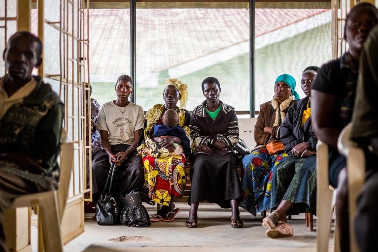 Des patients attendent un test de charge virale à l'hôpital régionale d'Arua. Ouganda. 2016. 