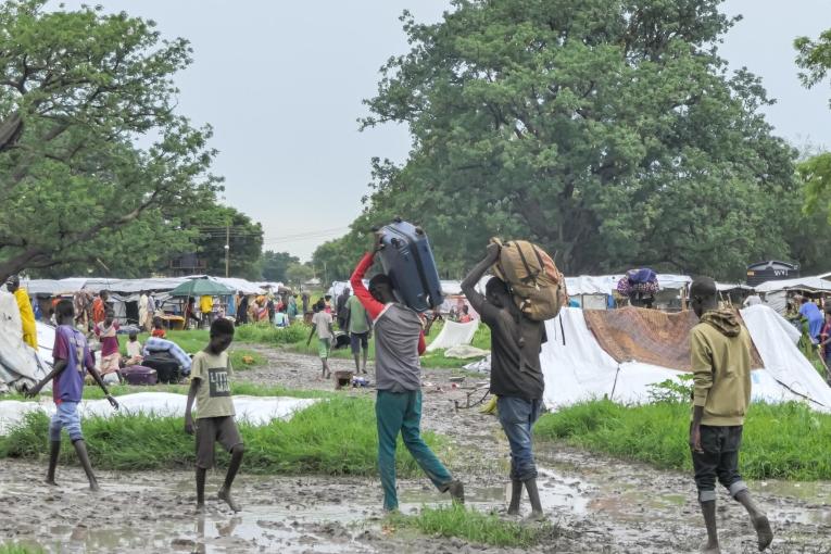 Returnees carrying their luggage to the temporary shelters in Bulukat