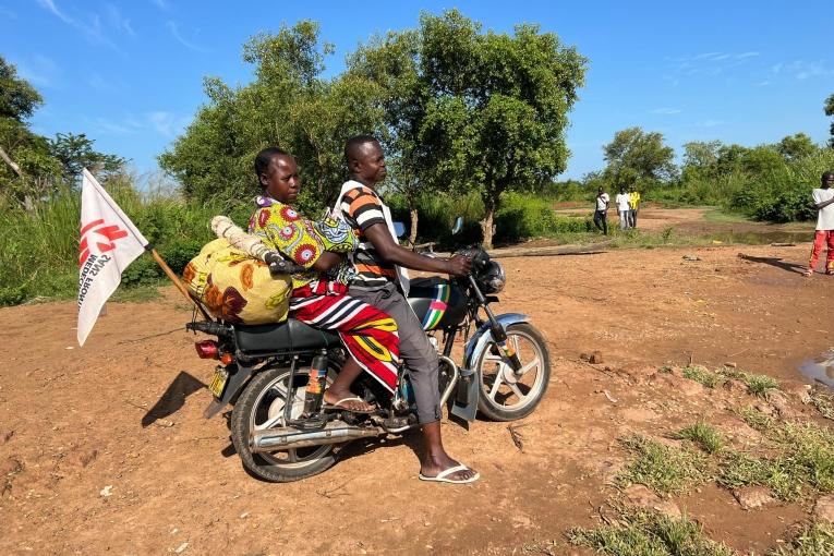 Une femme et son bébé sur une moto MSF. Batangafo. République centrafricaine. Août 2023.