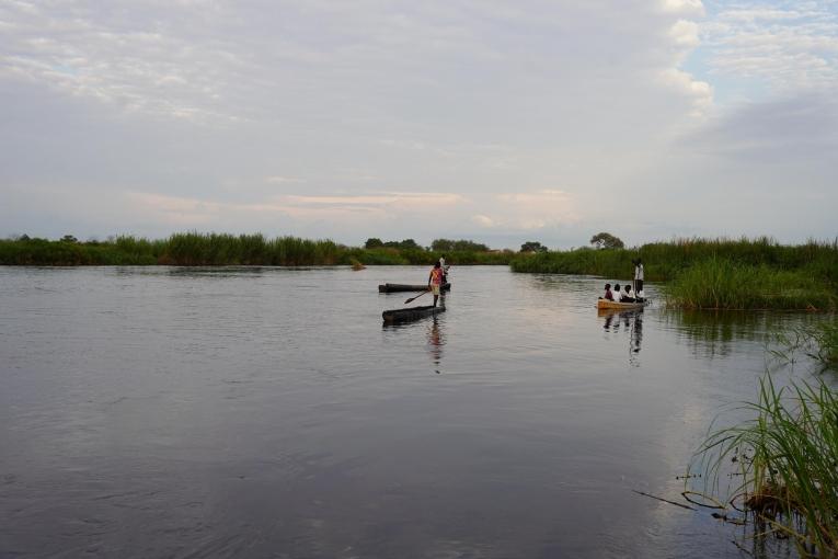 Des enfants se rendent à l'école en canoë à Old Fangak au Soudan du Sud. Les habitants de la région ont dû s'adapter aux inondations récurrentes qui touchent la région. 2023.