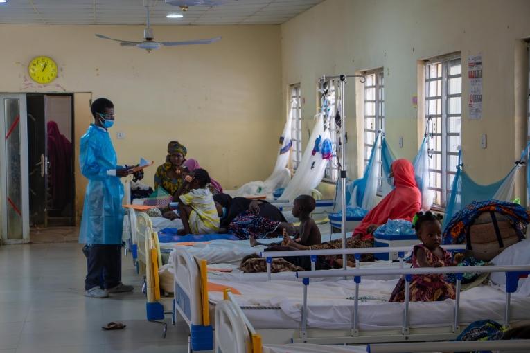 Vue d'une salle d'un hôpital soutenu par MSF où sont hospitalisés des patients souffrant de diphtérie. Nigeria. 2023.