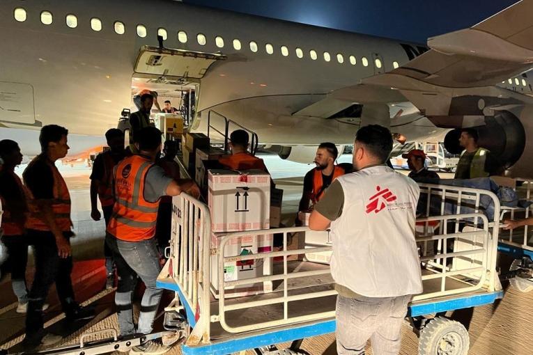 Un logisticien MSF supervise un convoi de matériel médical à destination de Derna. Misrata. Libye.
