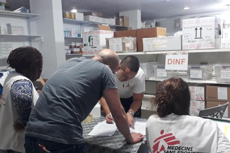 Le personnel de MSF prépare une donation de médicaments pour le ministère de la santé à Gaza suite aux frappes aériennes israéliennes. 8 octobre 2023