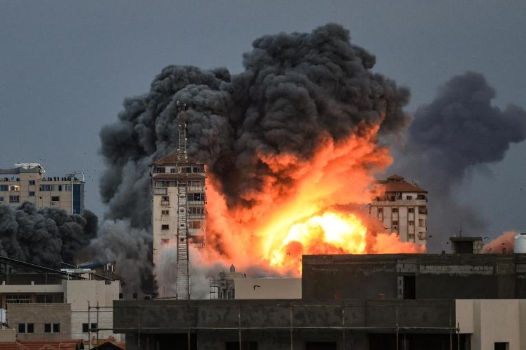 Vue de la destruction d'un immeuble par une frappe de l'armée israélienne le 7 octobre 2023. 