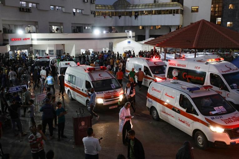 Des ambulances transportent des victimes des bombardements israéliens à l'hôpital d'Al-Shifa le 15 octobre 2023. Gaza.