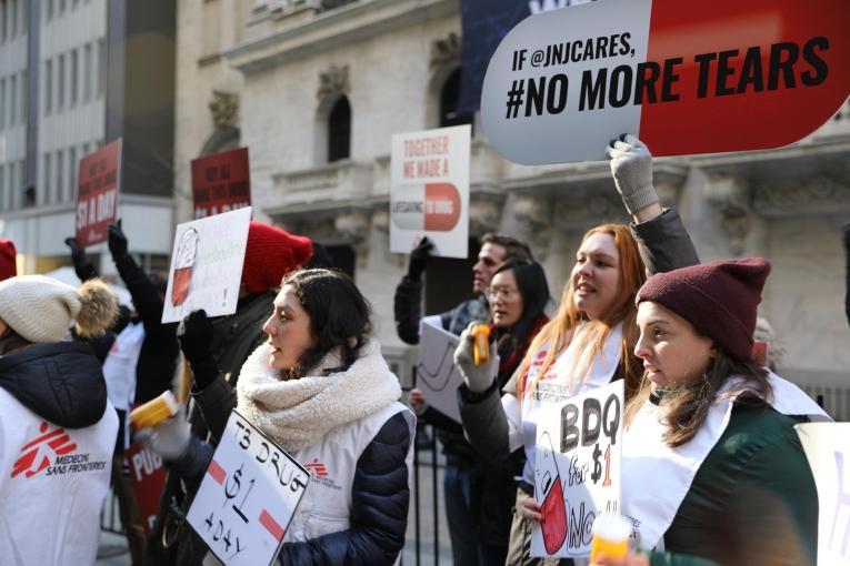Manifestation organisée par MSF en 2020 devant la bourse de New York pour demander la baisse du prix de la bédaquiline. 