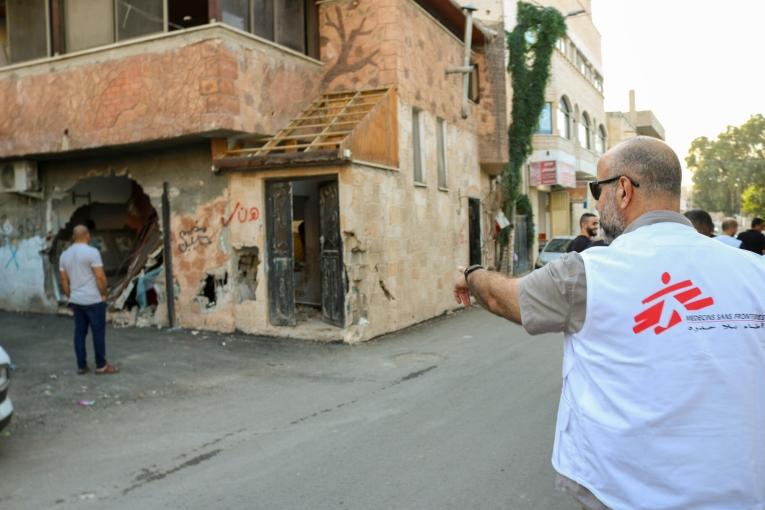 Des membres des équipes MSF inspectent les décombres d'un immeuble détruit par l'armée israélienne à Jénine. 25 octobre 2023