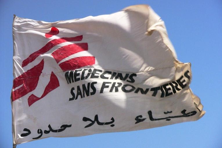 Le drapeau de MSF flotte au-dessus de l'hôpital du camp de Kalma, le plus important camp de déplacés du Darfour (2008)