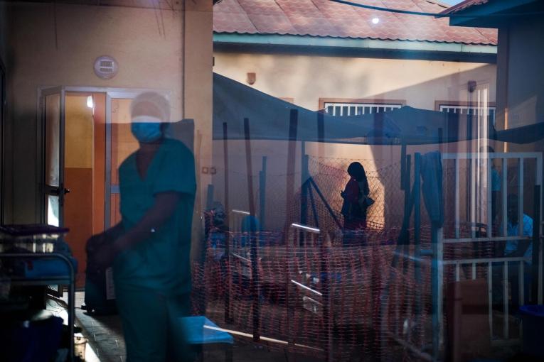 Une infirmière dans la salle dédiée à l'administration de l'antitoxine diphtérique du centre de traitement de Siguiri en Guinée. Décembre 2023.