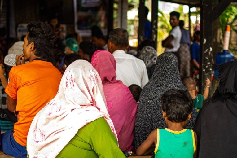 Vue d'une clinique mobile organisée par MSF dans le camp de déplacés internes de Kyein NI Pin à Pauktaw dans l'État de Rakhine, qui offre des soins aux communautés Rohingyas. En raison des restrictions de circulation imposées par les autorités, ces cliniques mobiles ne peuvent plus se faire. Octobre 2023. Myanmar.