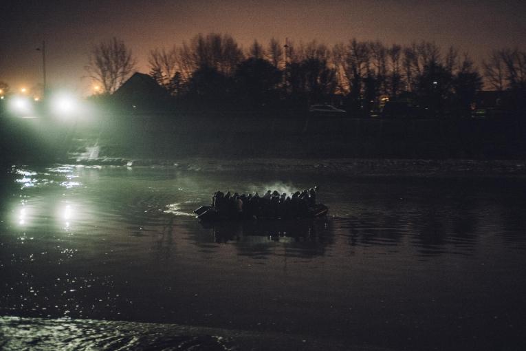 A rubber boat leaving the French coasts to England