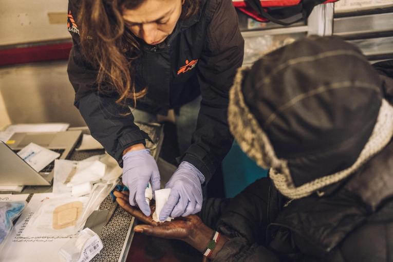 Une infirmière MSF prodigue des soins à la main d’une personne exilée, à Calais, dans le nord de la France.