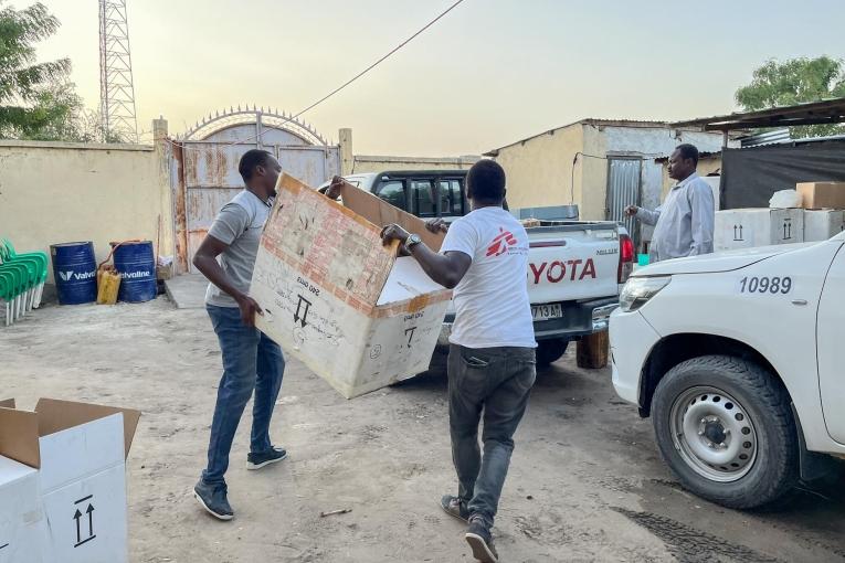Des équipes MSF chargent le matériel pour une campagne de vaccination massive dans la région de Batha au Tchad. 