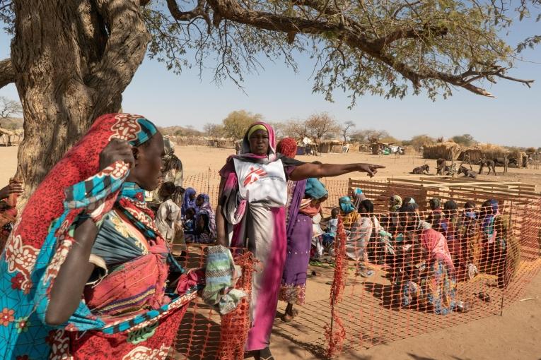 Une clinique mobile MSF installée dans le camp de Daguéssa. Des femmes accompagnées de leurs enfants attendent de recevoir une consultation médicale dans la zone de triage.