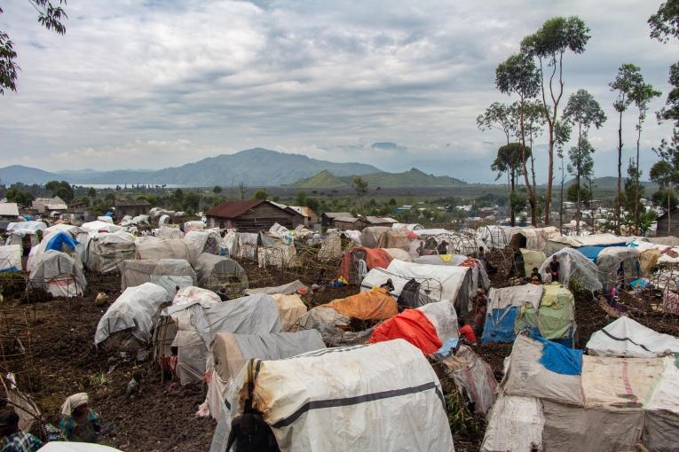 Vue d'un camp de déplacés dans le Nord-Kivu. La nuit, les habitants entendent les coups de feu tirés par des combattants qui ont installé leur campement à proximité. République démocratique du Congo. 2024.