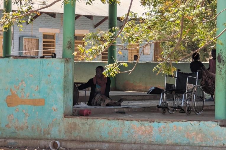 Des personnes en situation de handicap dans l'un des sites de rassemblement de déplacés de Kassala, au Soudan. 2024.