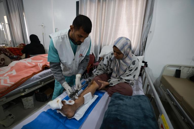 Une femme victime d'un bombardement de l'armée israélienne en consultation avec un membre des équipes MSF à l'hôpital indonésien de Rafah. 2024.