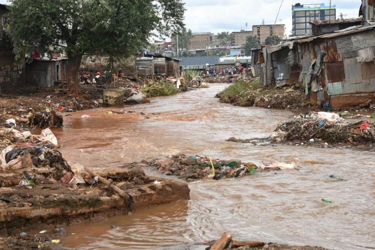 Vue de maisons désormais abandonnées le long de la rivière Mathare. Kenya.