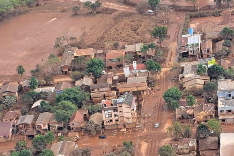 Vue d'hélicoptère d'une ville de l'État du Rio Grande do Sul, dévastée par les inondations.