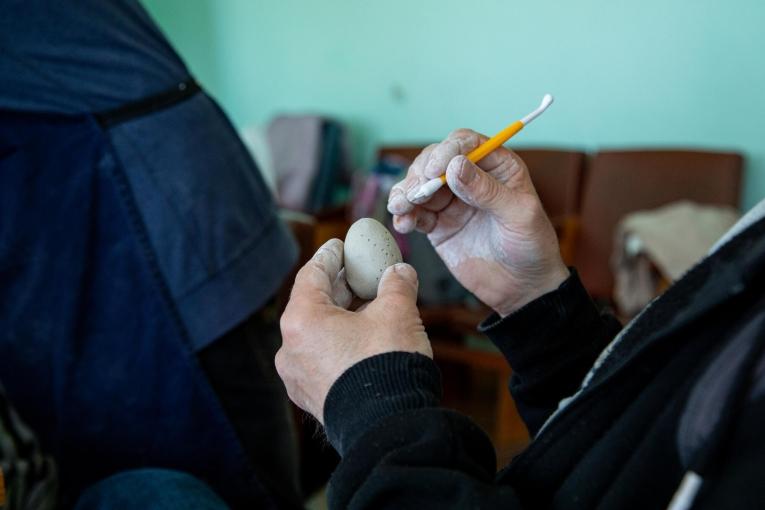 Arts traditionnels ukrainiens réalisés lors d'une activité de promotion de la santé de MSF au hub de Kherson, Vinnytsia.