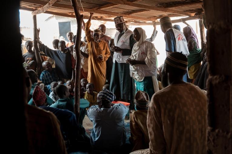 Maryam Muhammad et l'équipe de promotion de la santé de MSF organisent une session de sensibilisation à la recette du Tom Brown pour les hommes à Kebbi. Il est essentiel de convaincre les hommes de soutenir l'approche, car ce sont eux qui, la plupart du temps, subviennent aux besoins de la famille.