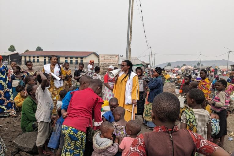 Les agents de promotion de la santé de MSF sensibilisent la population au mpox dans le camps de déplacés de Kanyaruchinya, à Goma, au Nord-Kivu.