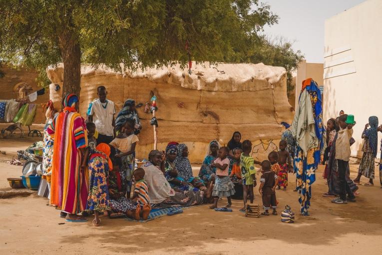 Ces femmes et leurs enfants ont été contraints de quitter le village de Mandjebougou.