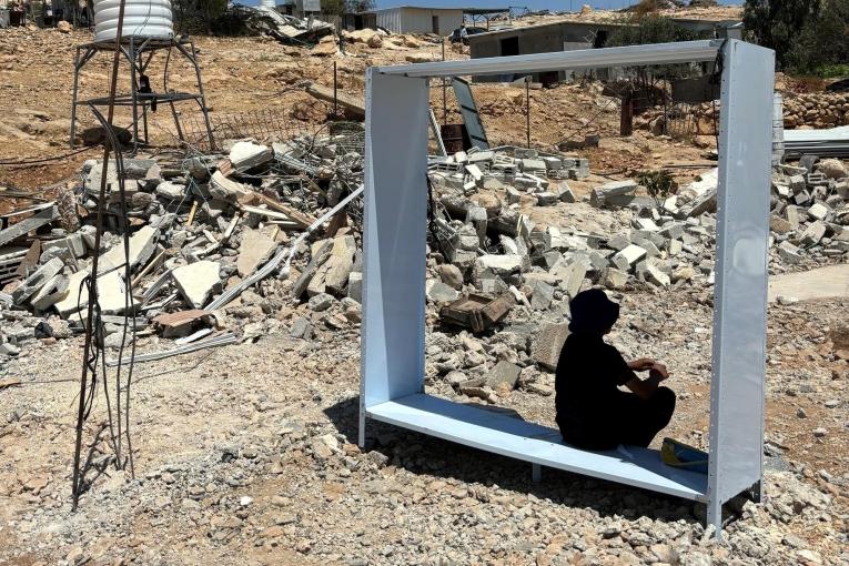 Un jeune palestinien devant les ruines de sa maison démolie sans avertissement, à Umm al Kheir, à Masafer Yatta, en Cisjordanie.