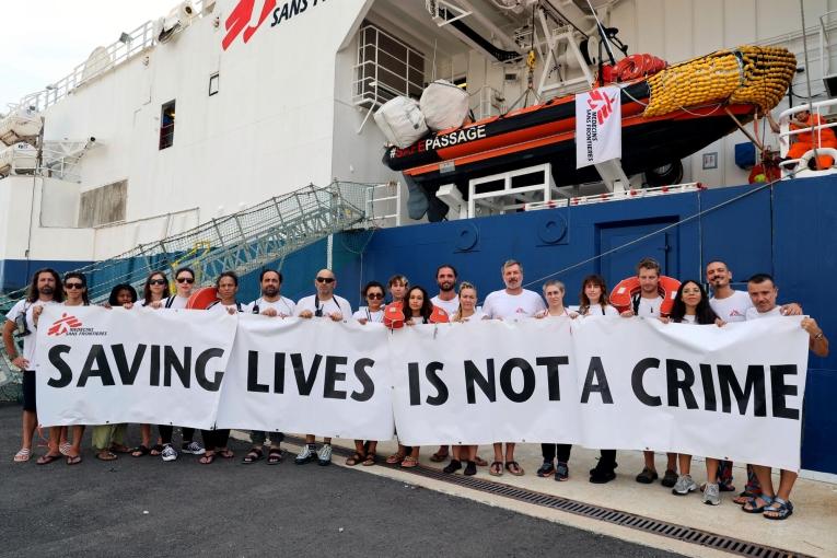 L'équipe MSF devant le Geo Barents