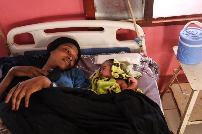 Anhar Hassan Mohammed Omar, 29 ans, habite le quartier de Jir South à Nyala. Elle a travaillé 16 heures par jour pour couvrir les frais de traitement et de nutrition du début de sa grossesse jusqu'à son neuvième mois. Elle a été opérée d'une césarienne à l'hôpital universitaire de Nyala, où elle a reçu les soins nécessaires.