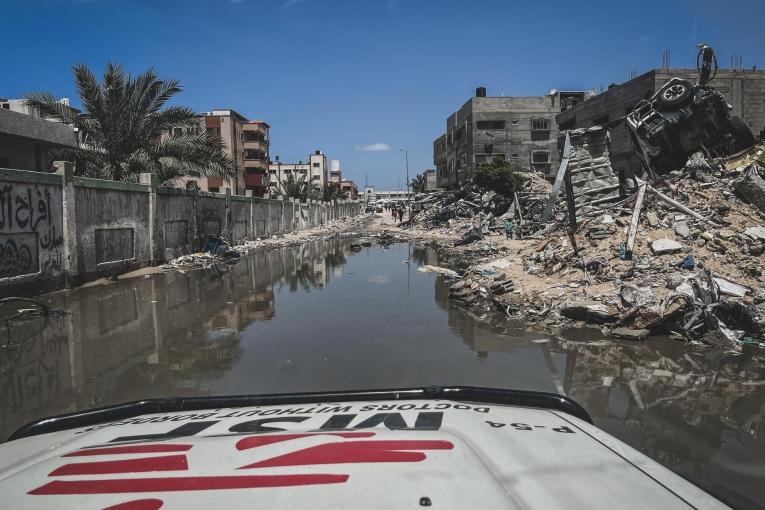 Vues des destructions dans les rues attenantes à l'hôpital Nasser à Gaza, en mai 2024.