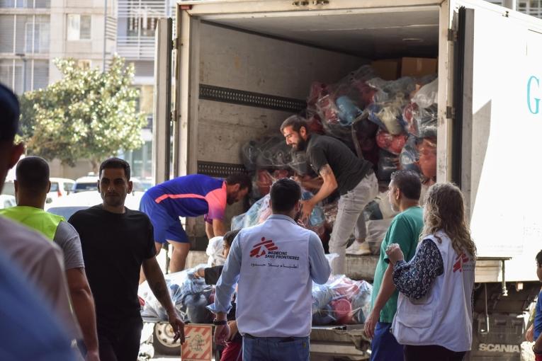 Distribution de produits non alimentaires à Beyrouth, près d'un abri occupé par des personnes déplacées. 2 octobre 2024.