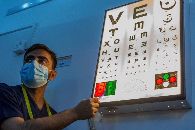 L'infirmier Asif Mehmood teste la vue de Rihana, une patiente participant à l'essai clinique endTB-Q au sein d'un centre médical financé par l'Interactive Research and Development (IRD) à Kotri, au sud du Pakistan. L'essai vise à tester un traitement court sur une forme de tuberculose multirésistante difficile à soigner.
